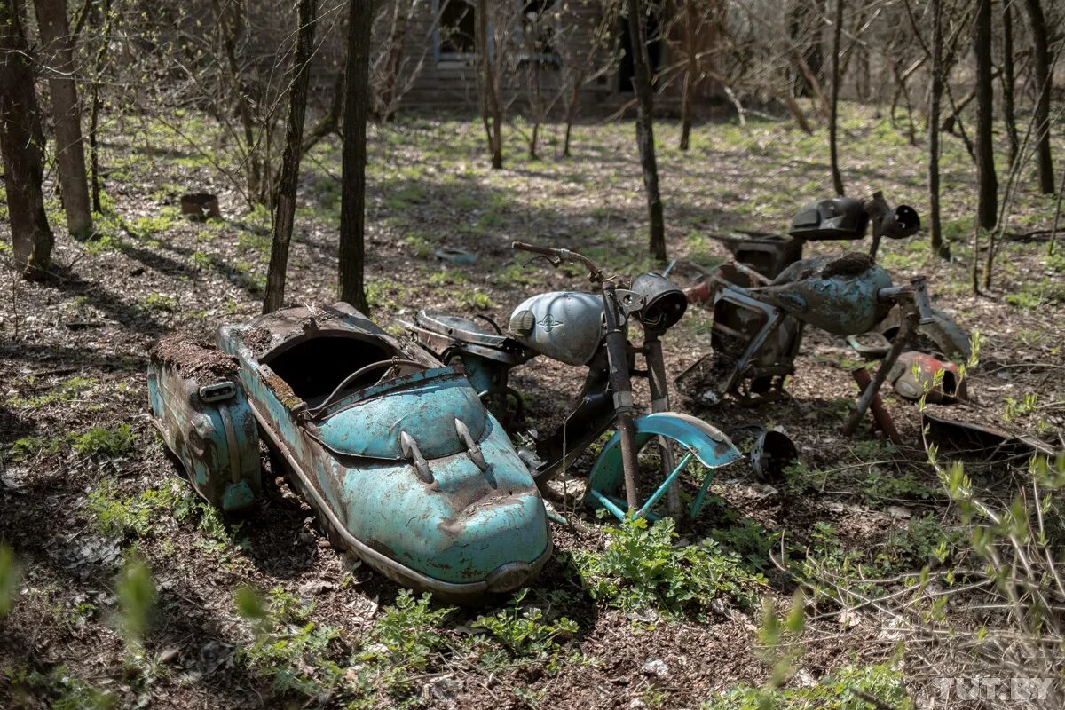 Зона отчуждения Чернобыль территория. Белорусская зона отчуждения Чернобыльской АЭС. Зона отчуждения ЧАЭС Белоруссия. Мотоциклы в Чернобыле.