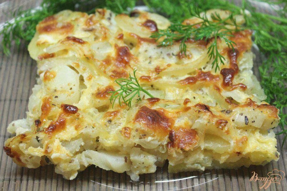 Как вкусно запечь филе минтая. Филе минтая с картошкой в духовке. минтай запеченный с картошкой. минтай запеченный в духовке с картошкой. минтай в духовке с картошкой.