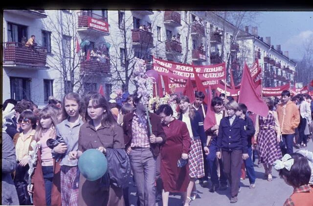 Первомайская демонстрация в СССР 70е. Демонстрации в 80 е годы. Демонстрация 1 мая в СССР. Парад 1 мая СССР. 1 мая 90