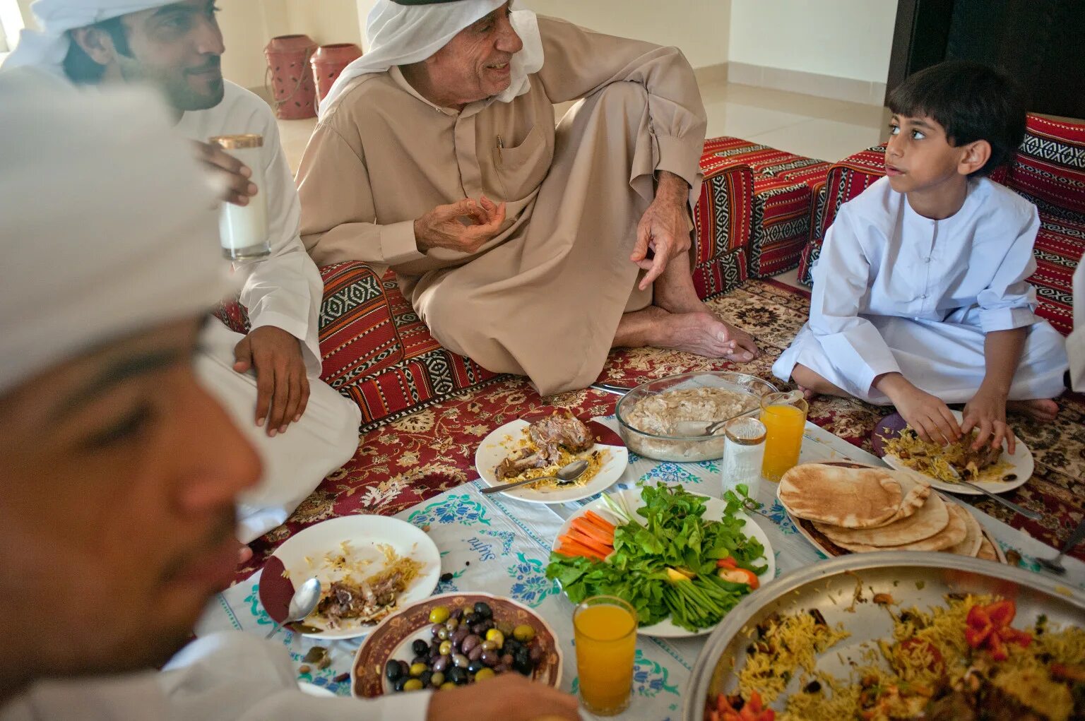 Голод в рамадан. Ramadan mulim Muslima. Гостеприимство мусульман. Мусульманская Трапеза. Мусульманская семья сухур.