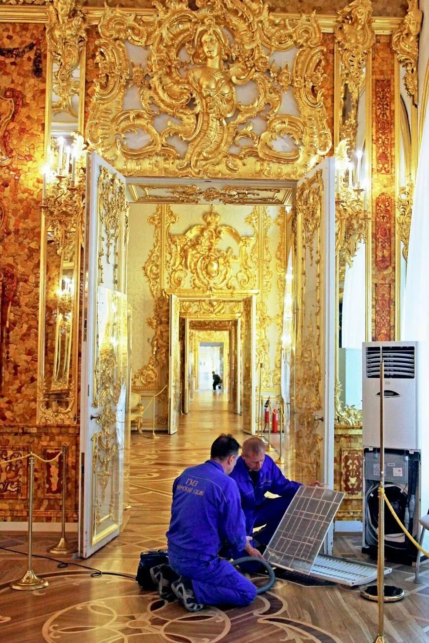 В каком музее янтарная комната санкт петербурге. Янтарная комната в екатерининском дворце. эрмитаж внутри янтарная комната. город пушкин янтарная комната. екатерининский дворец янтарная комната до войны.
