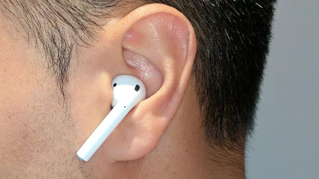 Как правильно airpods. Наушники с ушами. Айрподс в ухе. Аирподсы 2 в ухе. Наушники в ушах айфоновские.