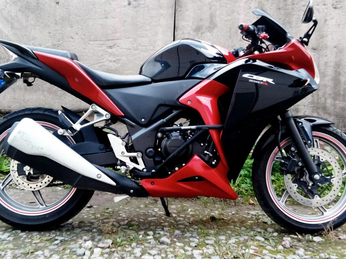 250 r в рублях. Honda cbr250r 2011. Хонда СБР 250 кубов. Хонда CBR 250 кубов. Honda CBR 250r красный.