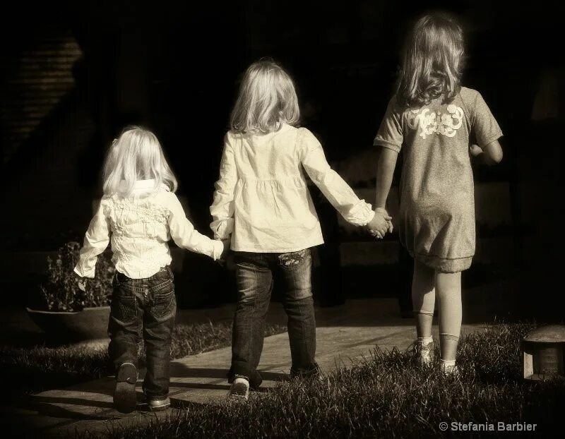 Любимая сестра трех братьев. Три сестрички. Сестры за руки. Три сестрички картинки. Три девушки держатся за руки.