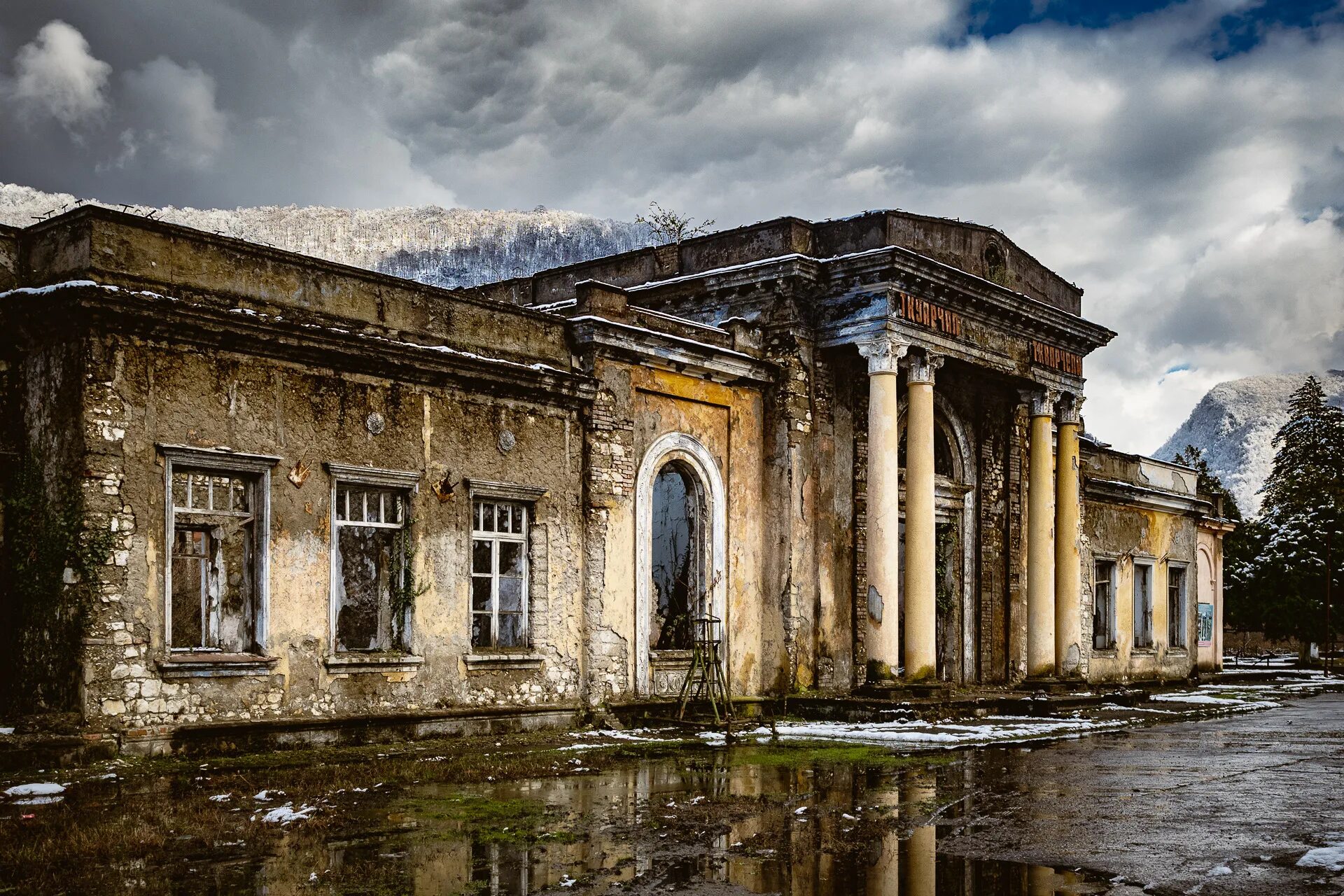 Город призрак в абхазии. Акармара абхазия. ткуарчал акармара. акармара город-призрак. акрамара город призрак.