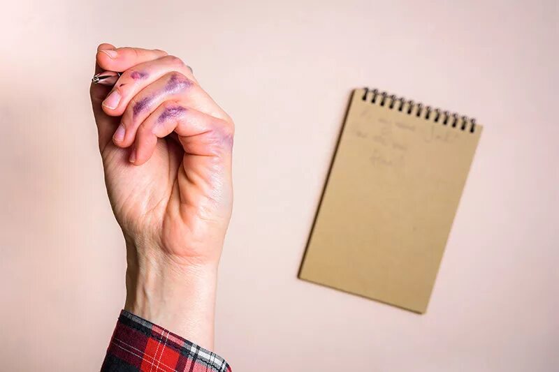 Being left. Левая рука и блокнот. International left handed Day. Преобладающая рука. Человек с бумагой и ручкой в руках.