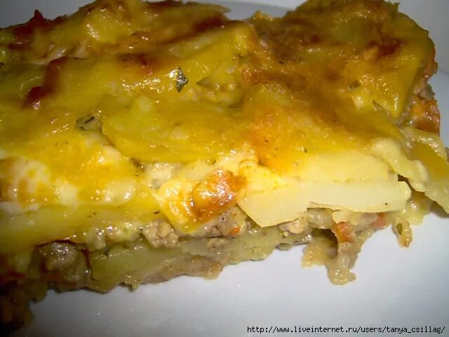 Картофельная запеканка с тушенкой в духовке. Запеканка с фаршем и картофелем и грибами в духовке. Картофельно мясная запеканка. Запеканка из картофеля с мясом. Картофельная запеканка с фаршем.