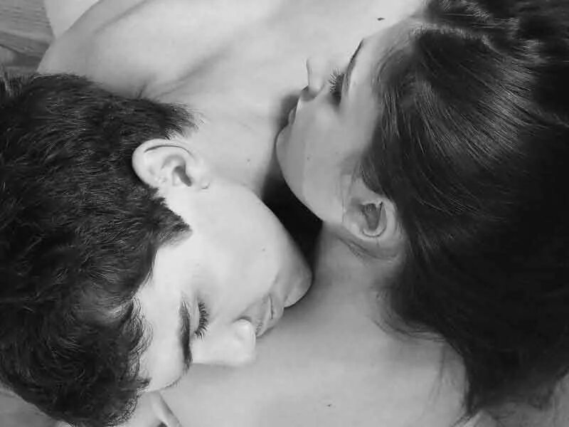 Утром целовать мужчину. Поцелуй в плечо. Поцелуй в шею картинки. Поцелуй валетом. Засыпая на твоем плече.