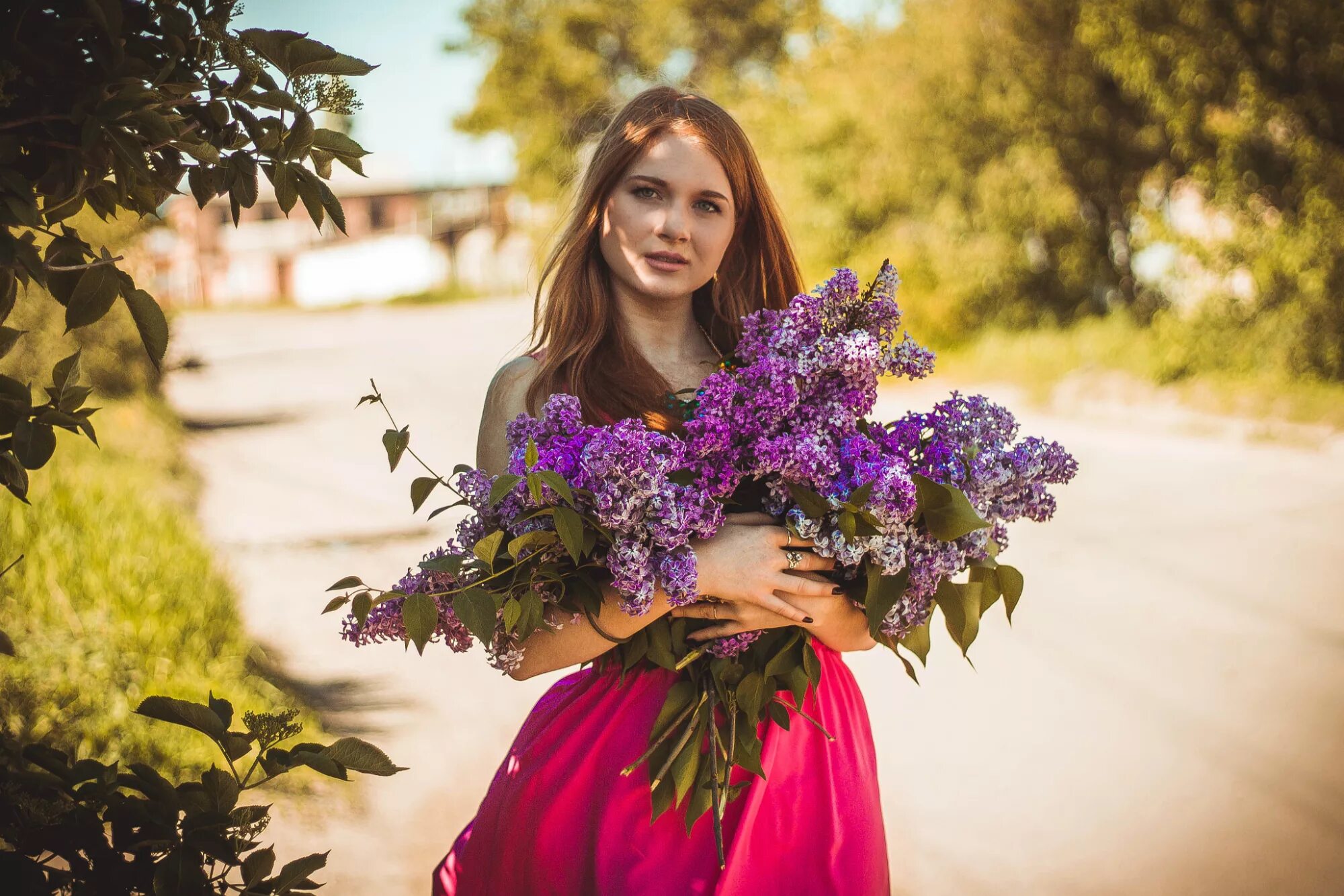 Фотосессия в цветах. Девушка с букетом сирени. Букет цветов для девушки. Женщина с цветами.