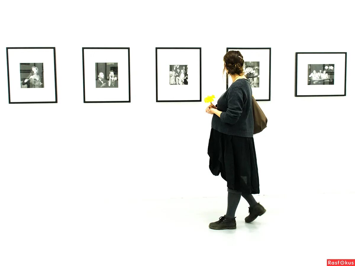 На вернисаже как то раз пародия. Художник продал ничего. На вернисаже как то раз. Вернисаж слова песни текст. На вернисаже как то раз случайно встретила.