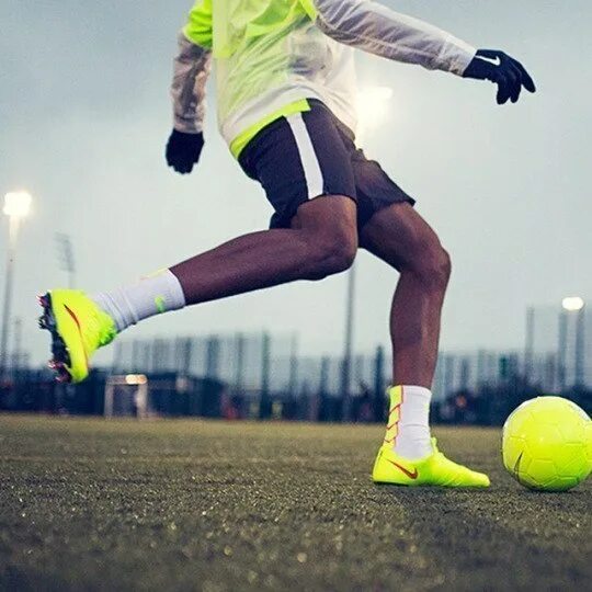 Живи футболом играть. Сохраненки футбол. Живу футболом. Я футболен. Nike of f 76.