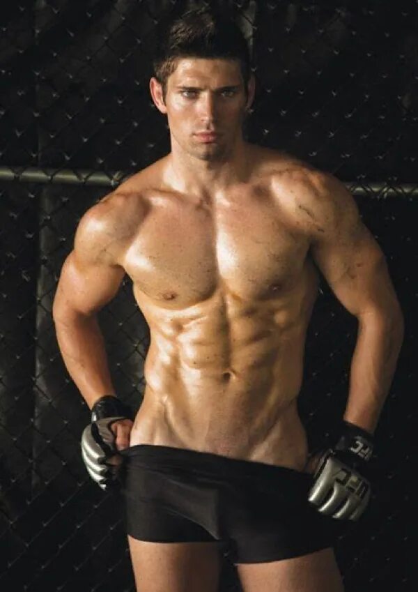 Высокие накаченные красивые парни. Накаченный красавец. Томас куц торс. Потные накаченные парни. Красивые мускулистые мужчины.