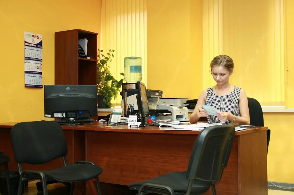 работник нотариальной конторы. нотариус самотаева. нотариус здвижкова кудрово. сотрудники нотариальной конторы вытягова. офис нотариуса.