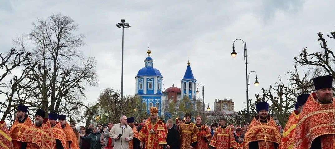 Крестный ход в белгороде апрель 2024. Крестный ход на Пасху 2023. Крестный ход в Грозном на Пасху. Крестный ход в пасхальную ночь.