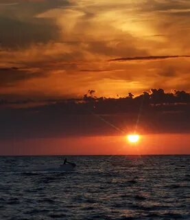 Море вдали покрылось