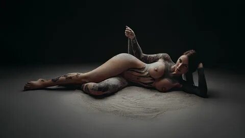 Fille chauve souris nue.