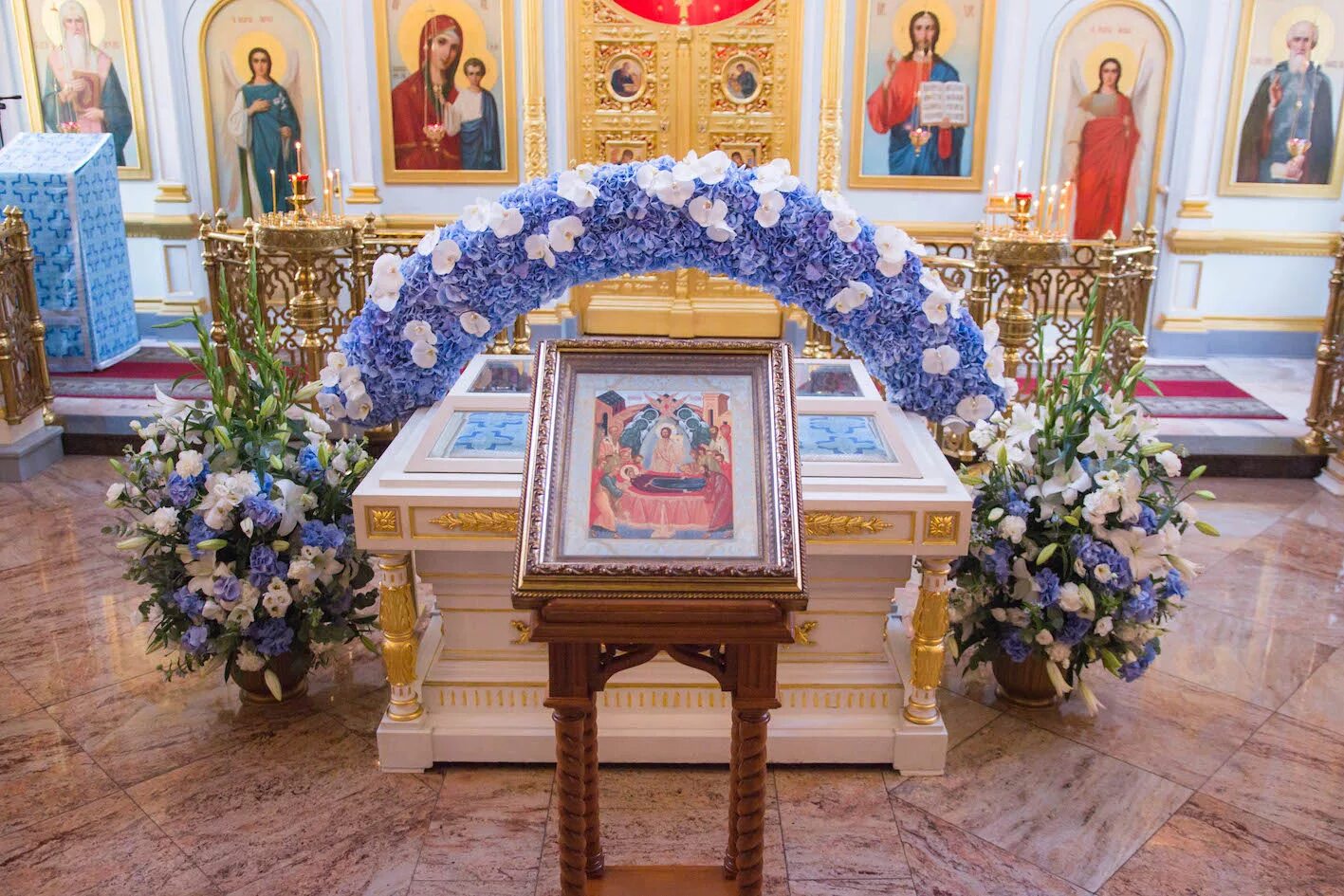 лист гладкий синий насыщенный украшение храма. украшение иконы на покров пресвятой богородицы. покров украшение храма. икона покрова пресвятой богородицы на аналое. покров украшение храма.