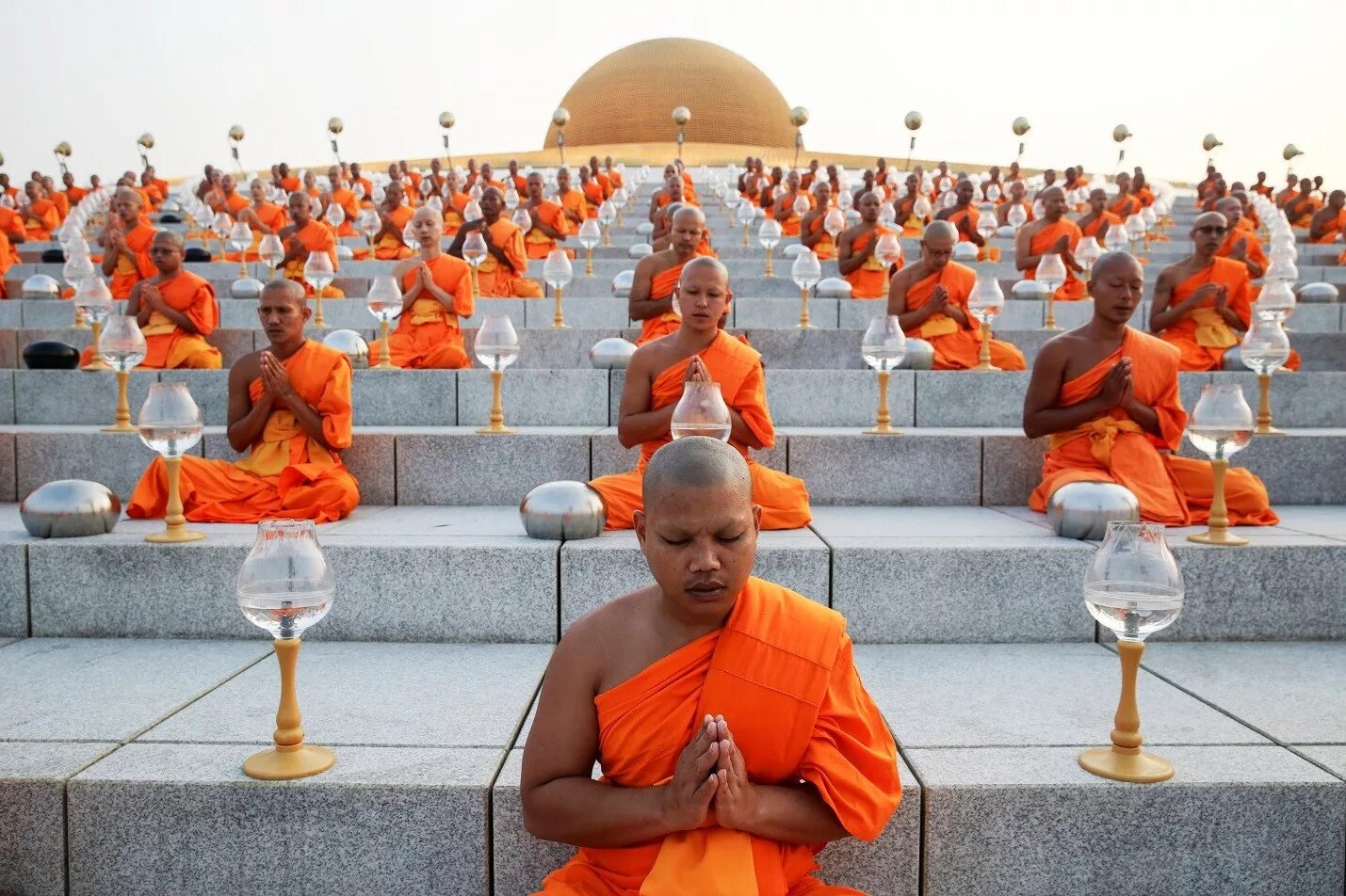 Буддийский монах Тхеравада. Буддизм Тхеравада /хинаяна Будда. Макха Буча. Монахи в храме Будды.