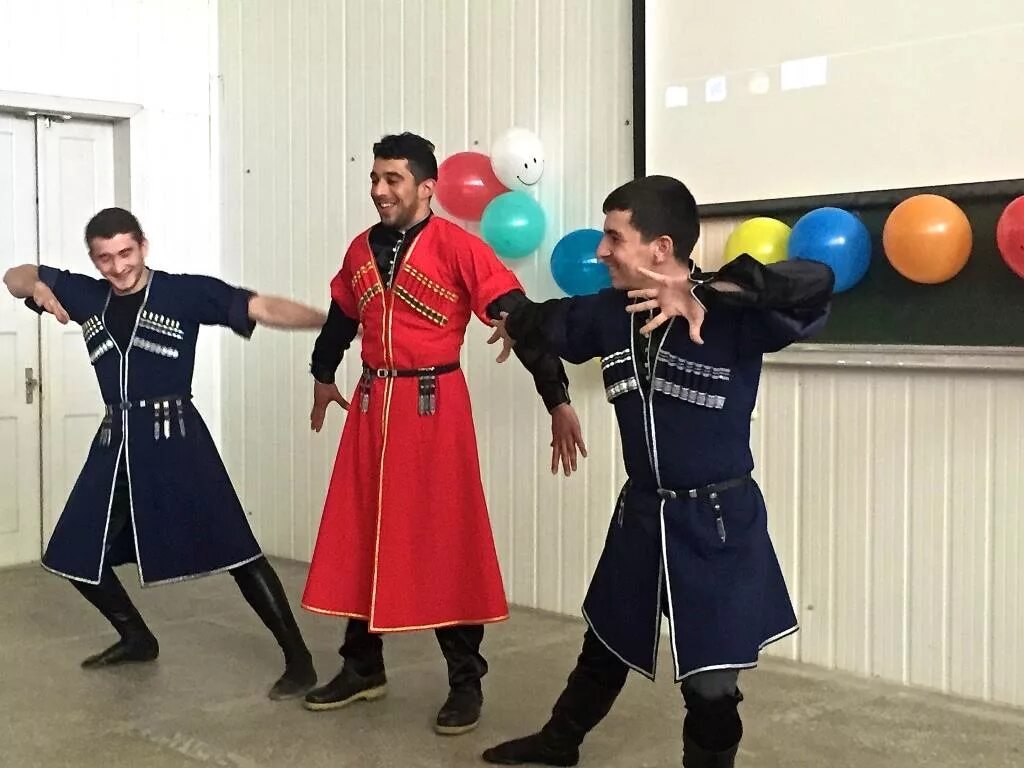 Курсы лезгинки астрахань. Лезгинка астрахань. Лезгинка астрахань. Чеченский государственный ансамбль танца вайнах. Русские танцуют лезгинку.