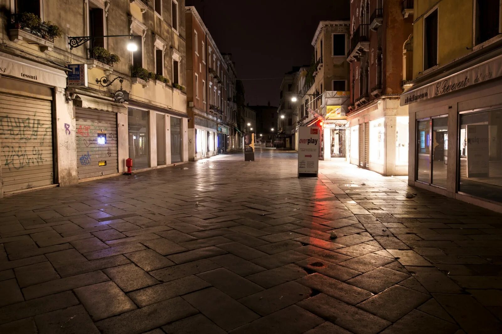 Нат улица. Брусчатая улочка Италии вечер. Ночная улица. Улица города. Ночная улица фото.