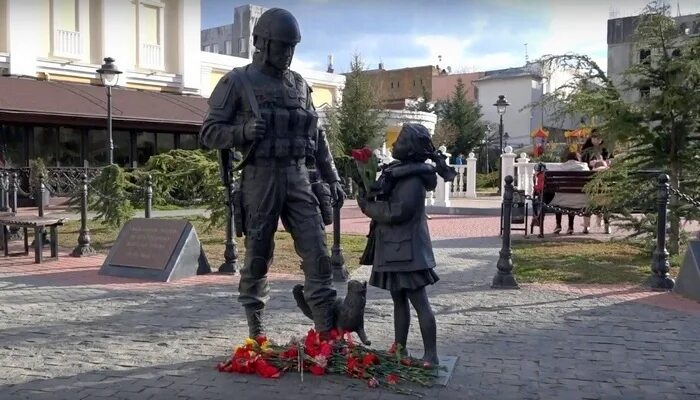 Сквер Республики Симферополь. Памятник вежливым людям Симферополь. Памятник вежливому солдату в Симферополе. Памятник вежливым военным в Симферополе.