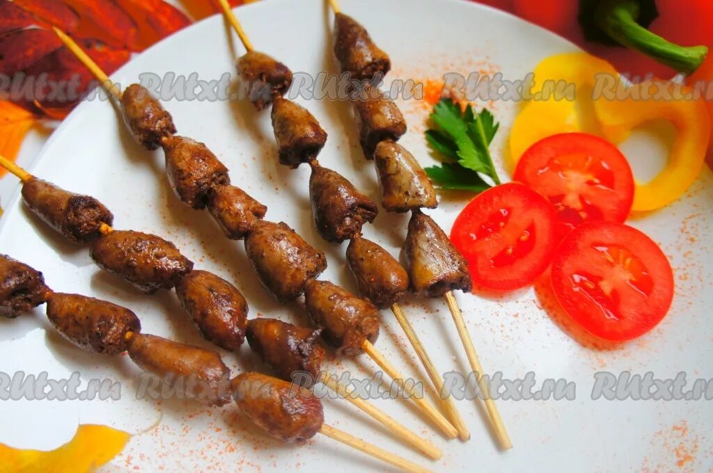 Куриные сердечки соевый соус шашлык. Куриные сердечки на шпажках. сердечки на шпажках в духовке. шашлык из куриных сердечек. сердечки на шампурах.