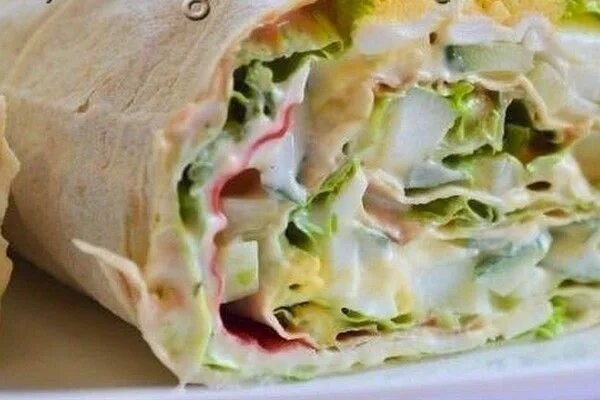Лаваш с крабовыми палочками и листьями салата