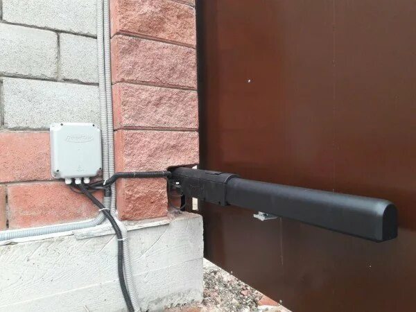 Схема проводки для распашных ворот. Схема подключения раздвижных ворот с электроприводом. Провода для распашных ворот. Закладные под привод распашных ворот. Проводка для автоматики распашных ворот.