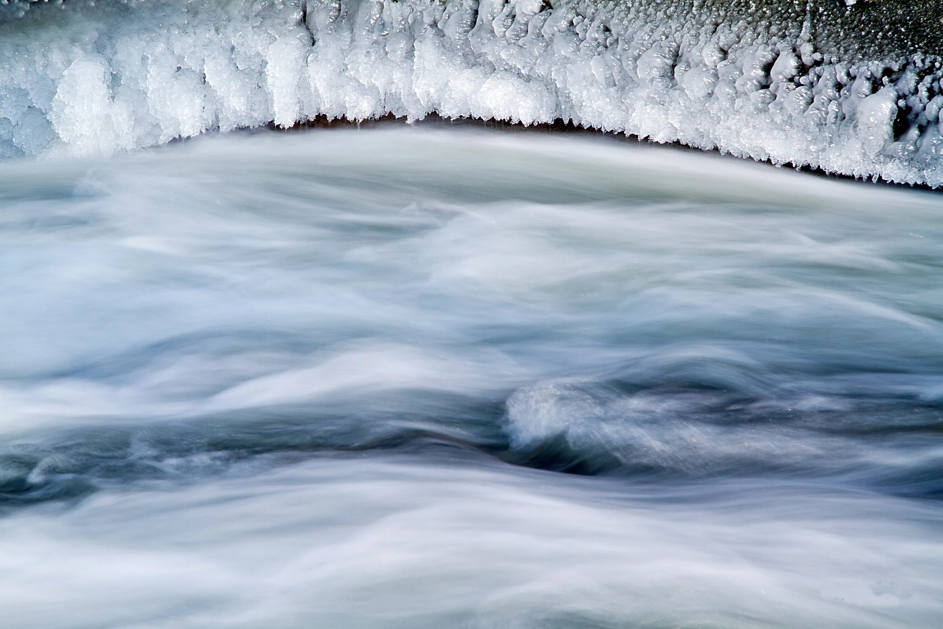 Замерзшая река. Замерзшая вода. Замерзший океан. Вода замерзнет ночью