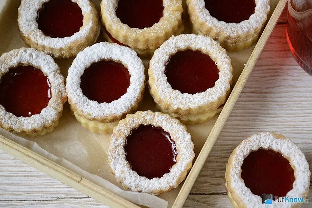 Печенье с вареньем на масле. Печенье с джемом. Песочное печенье с джемом. Песочное печенье с вареньем посередине. Печенья с джемом посередине.