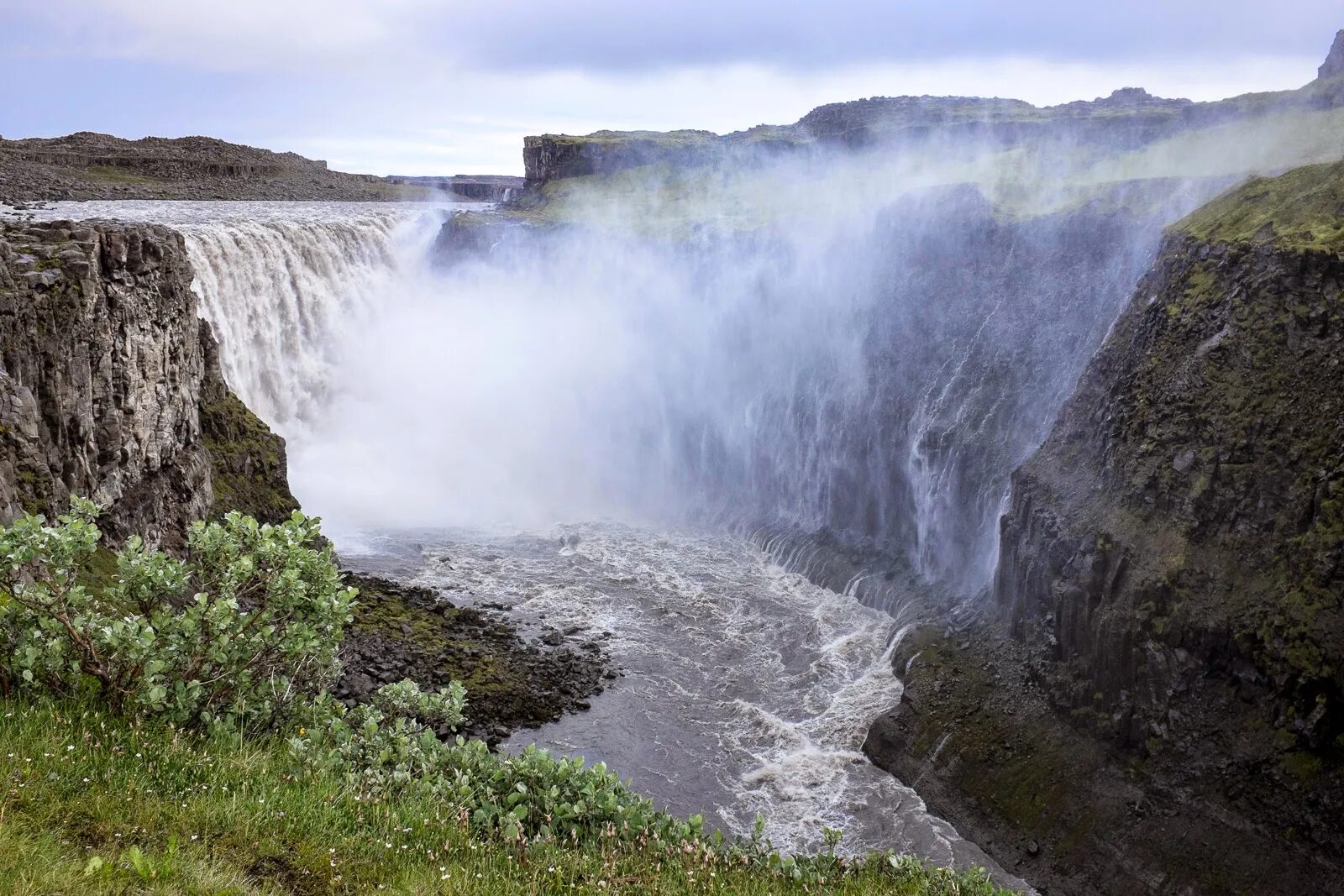 Какой самый мощный водопад. Водопад Dettifoss, Исландия. Исландский водопад Деттифосс. Водопад Деттифосс (Dettifoss),. Водопад Деттифосс в Северной Исландии.