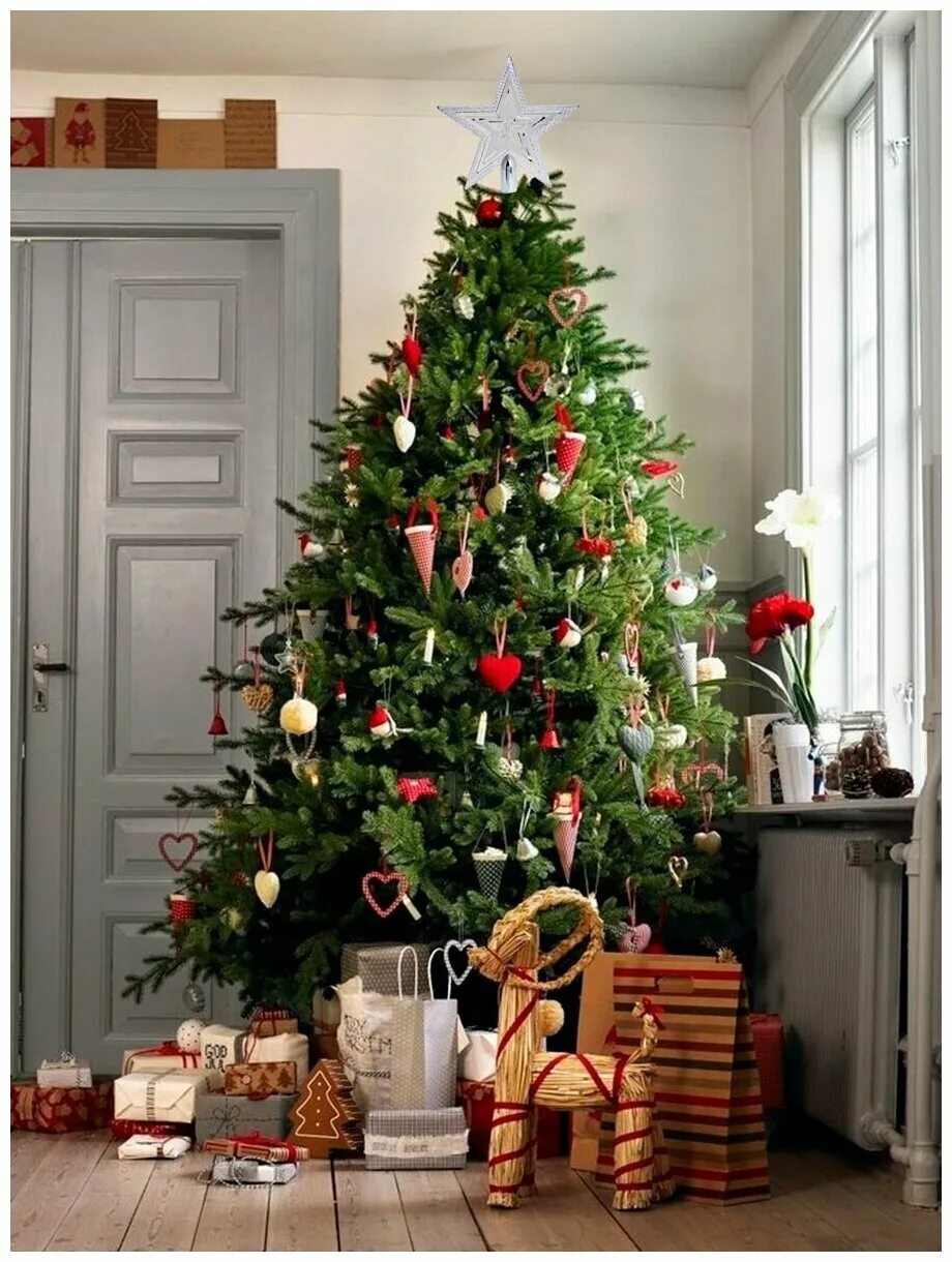 Дизайнерское украшение елки. Новогодний интерьер. Елка новогодняя украшенная. Наряжаем елку. Новогодний интерьер.