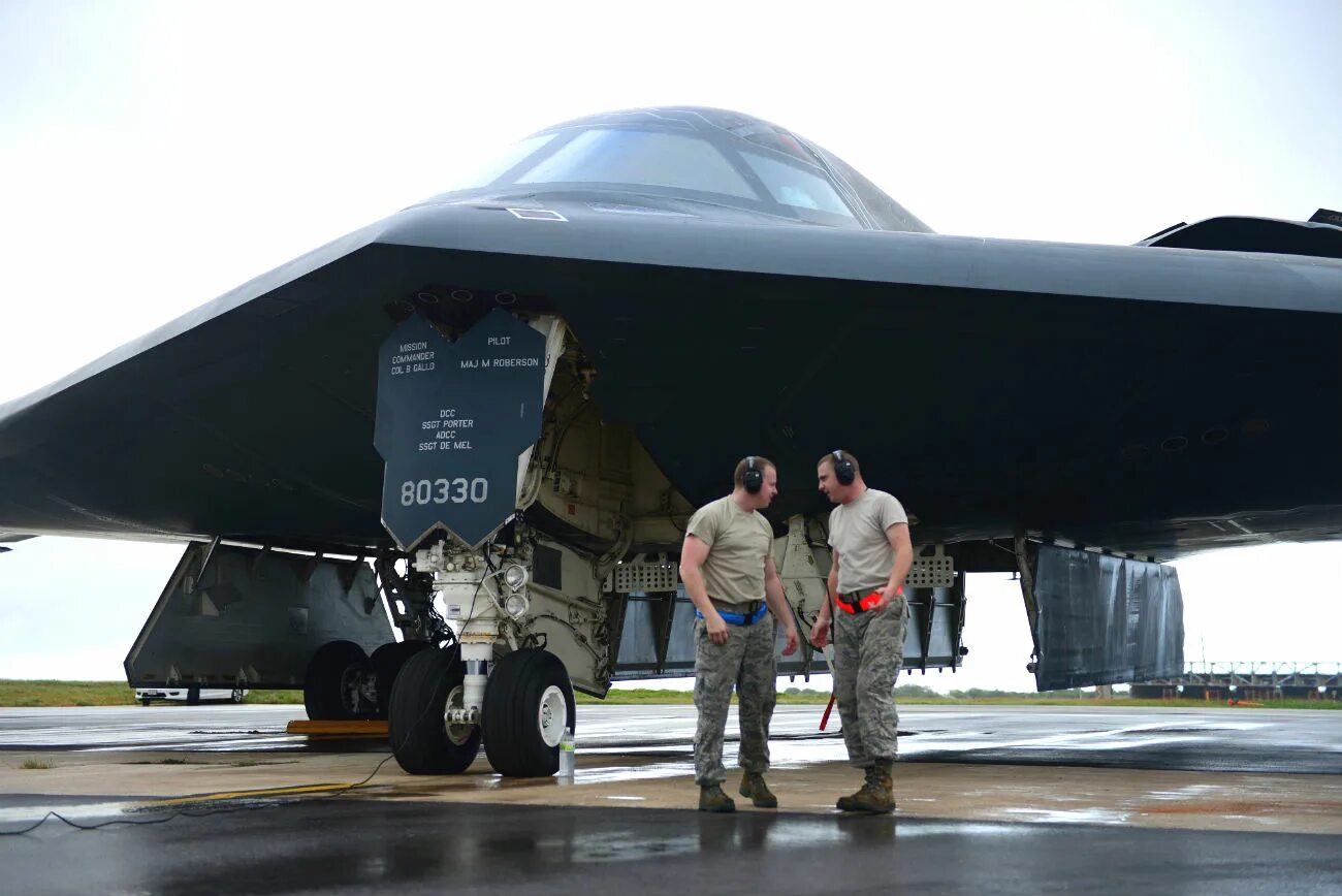 B-2 Spirit: стелс-бомбардировщик. Стелс самолет b2. Американский бомбардировщик b2 Spirit. B-2 Spirit Stealth Bomber. B 2 spirit характеристики