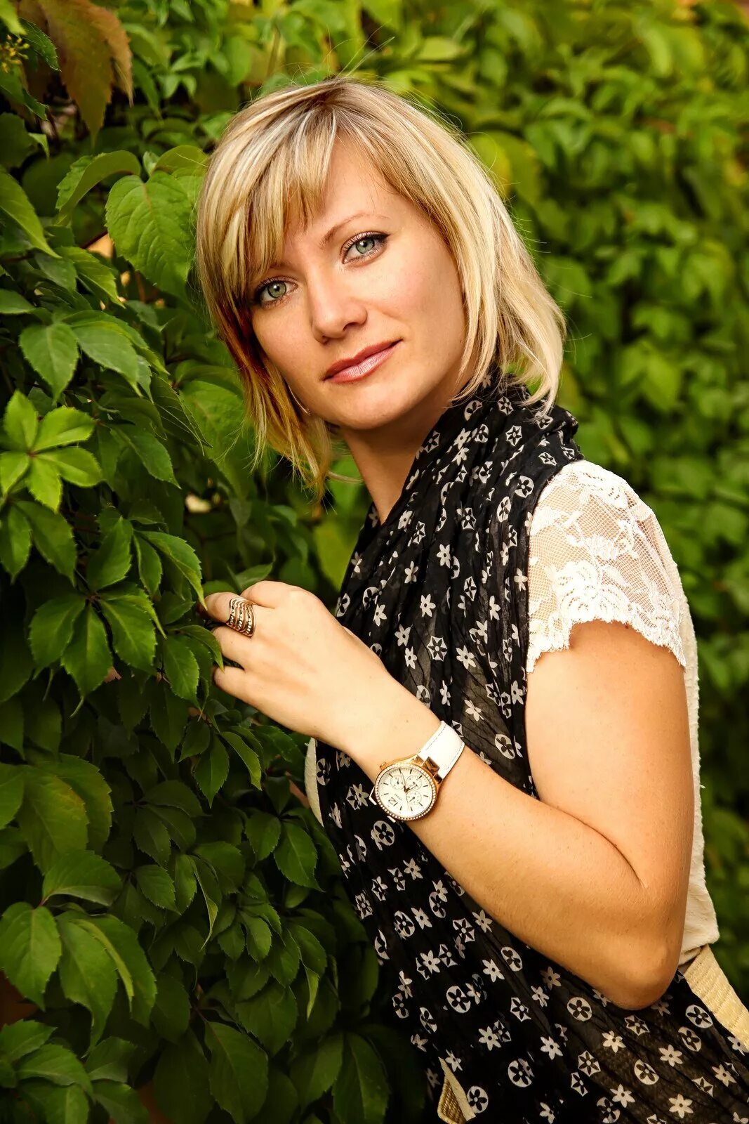 разные женщины идут. русские девушки возраст 35 лет. 2003. фотография женщины 30 лет на паспорт. марина пикулина.