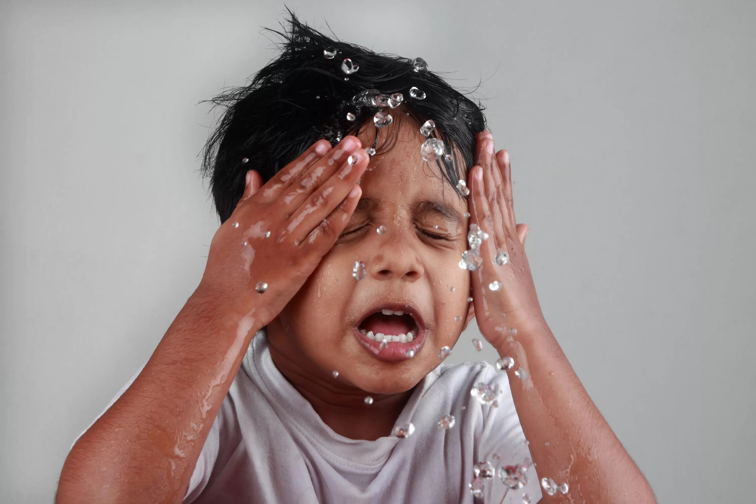 Ребенок умывается. Мальчик умывает лицо. Лицо Wash. Мальчик умывается фото. Boys washing