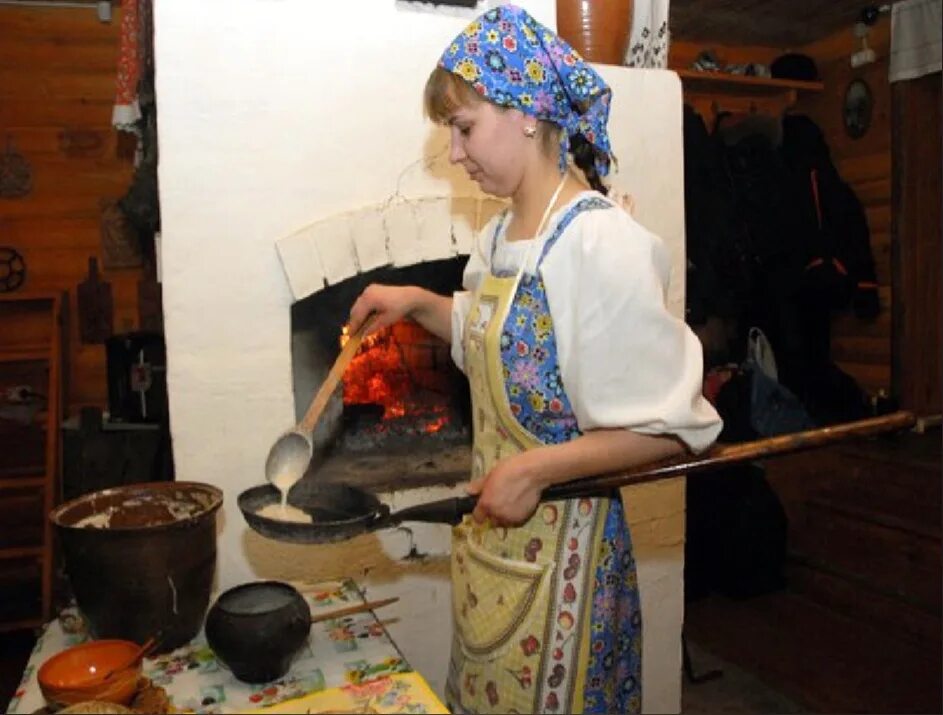 Женщина печет хлеб. Блины в русской печке. На русской печке. Блины в русской печи. Женщина у русской печки.