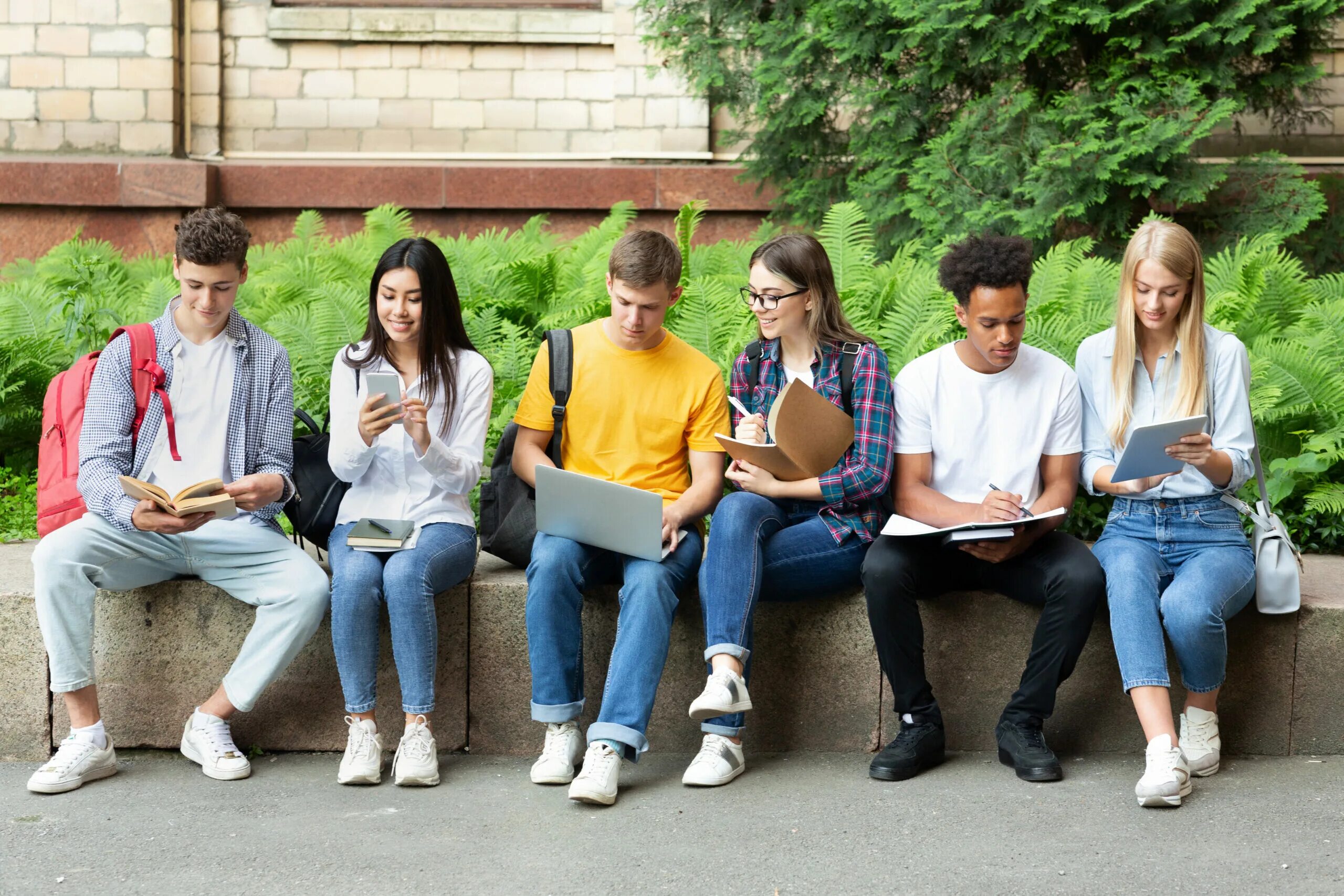 Не хожу в колледж. Teens любовь студенты в кампусе. sit university. student campus notice. как фотографировать на колледж.