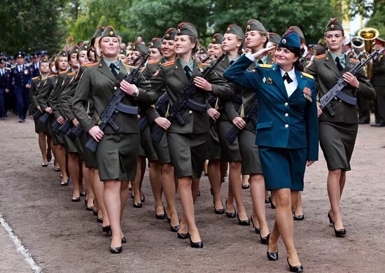 Военный мед институт. Курсантки военно медицинской Академии СПБ. Форма ВМЕДА курсантки. Женщины военные в России. Женщины в военной форме.