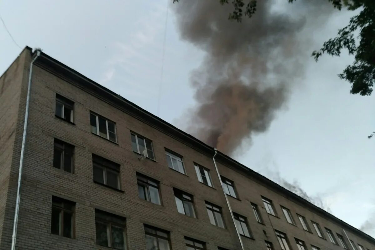 Сгорело общежитие. Горит общежитие. Пожар в Конаково сейчас. В Твери горело общежитие. Пожар в общежитии Верещагино.