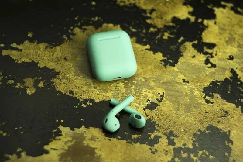 Apple AIRPODS 2 бирюзовый глянец. AIRPODS зеленые. Аирподсы бирюзовые.