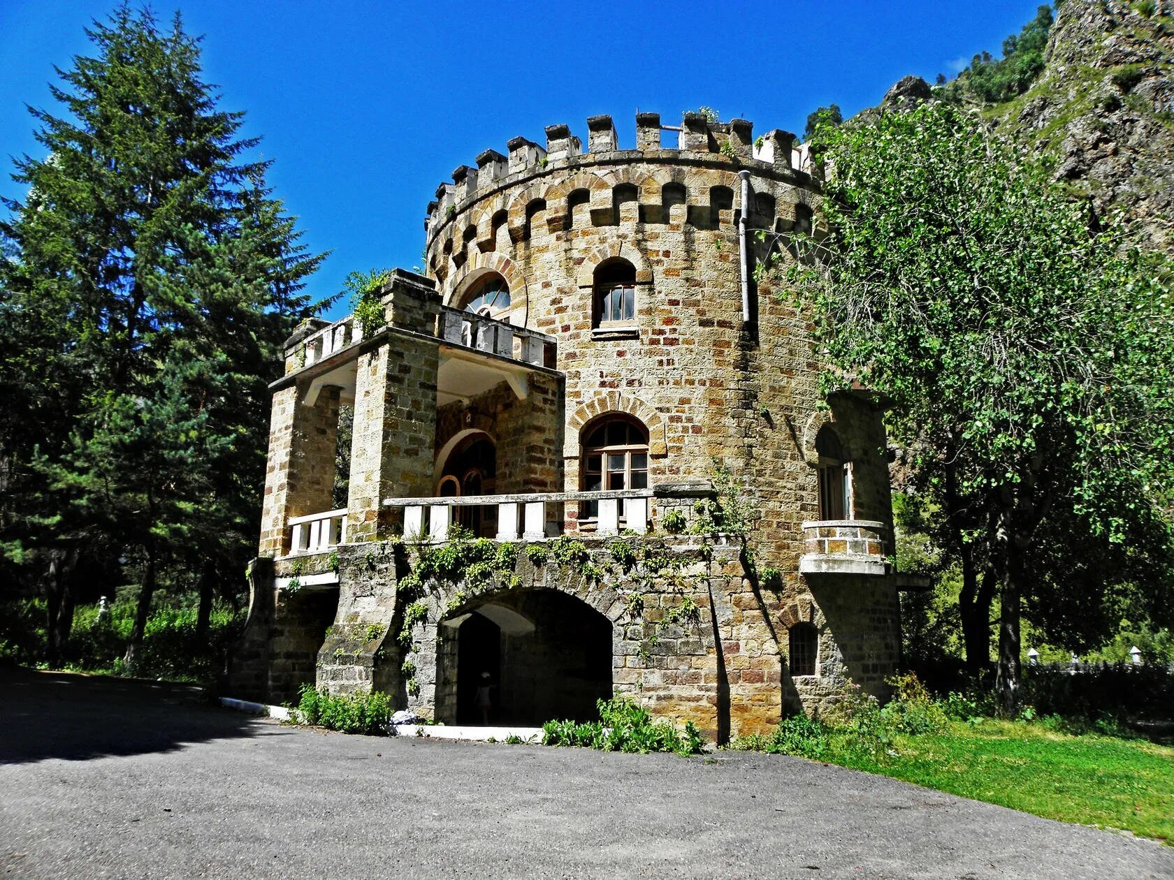 Экопарк нарзанов кисловодск. Долина Нарзанов Кабардино-Балкария Кисловодск. Долина Нарзанов замок. Нальчик Долина Нарзанов замок. Долина Нарзанов Кисловодск Джилы Су.