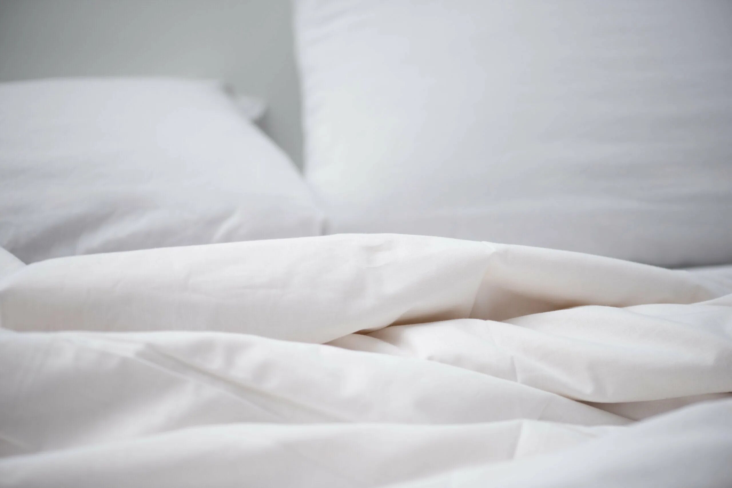 Біла з. Пустая белая постель. Кровать бела постель и одеяло. Белое одеяло на кровати. Расправленная кровать.