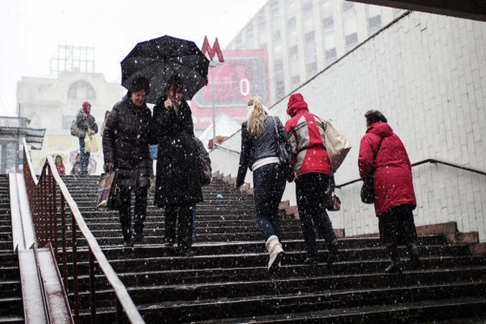 Люди торопятся жить. Толпа зимой. Толпа людей зимой. Москва зима люди. Люди в Москве зимой.