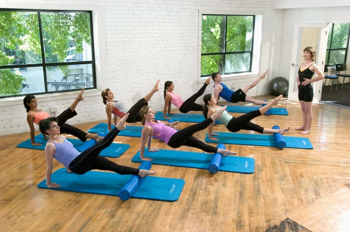 Pilates МФР. Занятия пилатесом. Пилатес групповые занятия. Пилатес групповая тренировка.