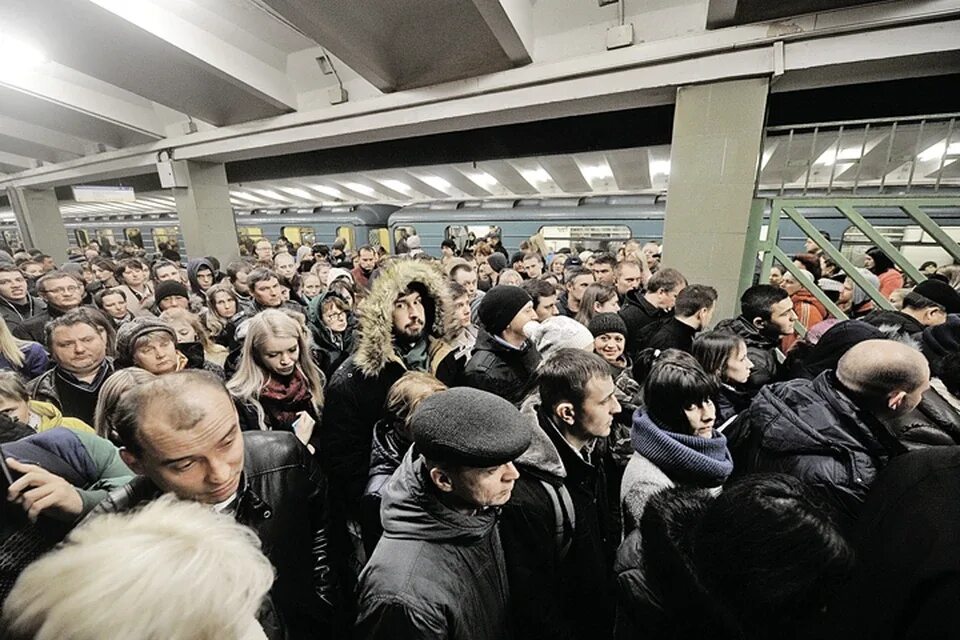 2 метро утром. Станция Выхино час пик. Метро Выхино час пик. Час пик в метро. Станция метро Выхино.