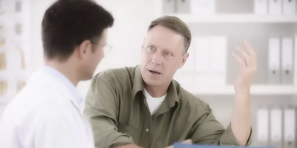 Врач и пациент. Девушка стесняется у врача. Пациент на приеме. Пациент на приеме у врача. Недовольный врач.