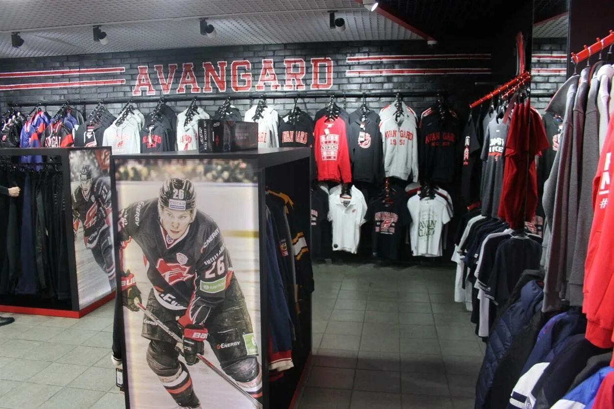 атрибутика авангарда в омске. атрибутика авангарда в омске. игровая форма команд кхл. витрина хоккейного магазина. атрибутика авангарда в омске.