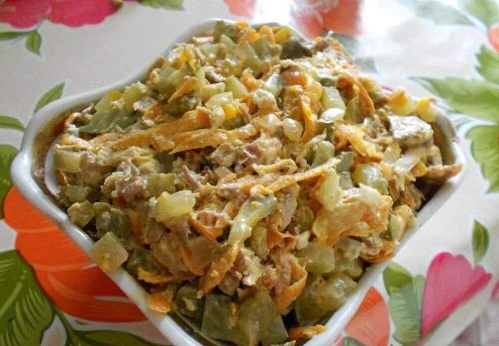 Салат обжорка с куриной печенью. Салат обжорка. Салат обжорка с куриной печенью. Салат обжорка с грибами. Обжорка с корейской морковкой.