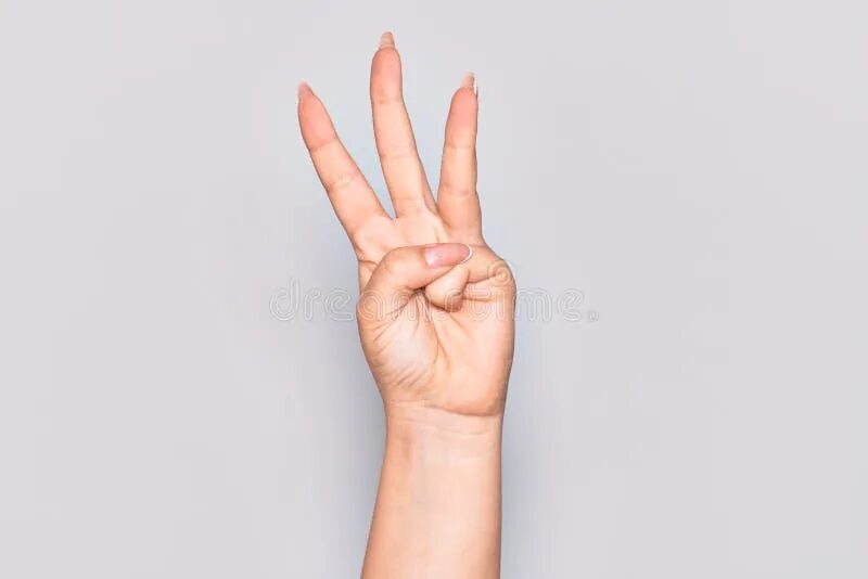 Показывать три пальца. Три пальца. Девушка показывает три пальца. Девушка 3 пальца. Девушка с тремя пальцами.