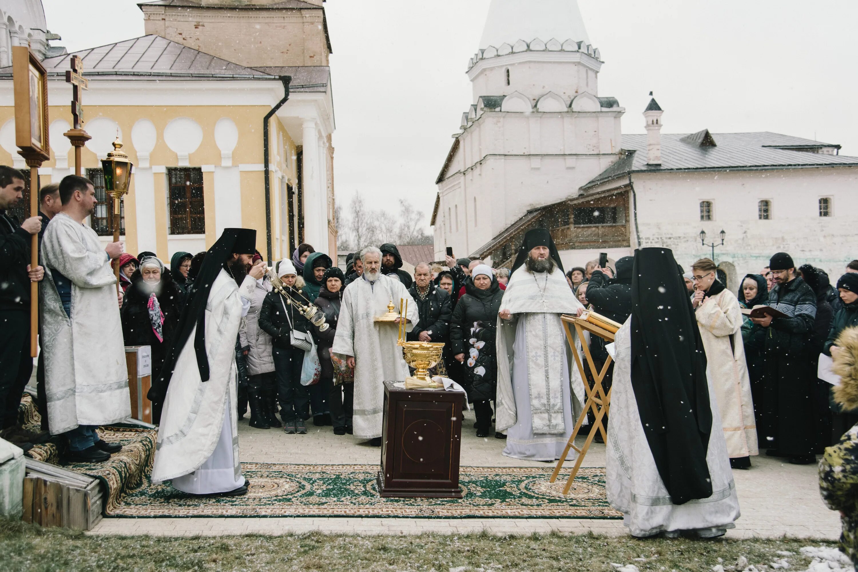 Свято успенский монастырь расписание. Фонд Возрождения Старицкого Свято-Успенского монастыря. Свято-Успенский мужской монастырь Красноярск братия монастыря 2020. Наместник Старицкого Свято-Успенского монастыря. Старицкий Успенский монастырь Причастие.